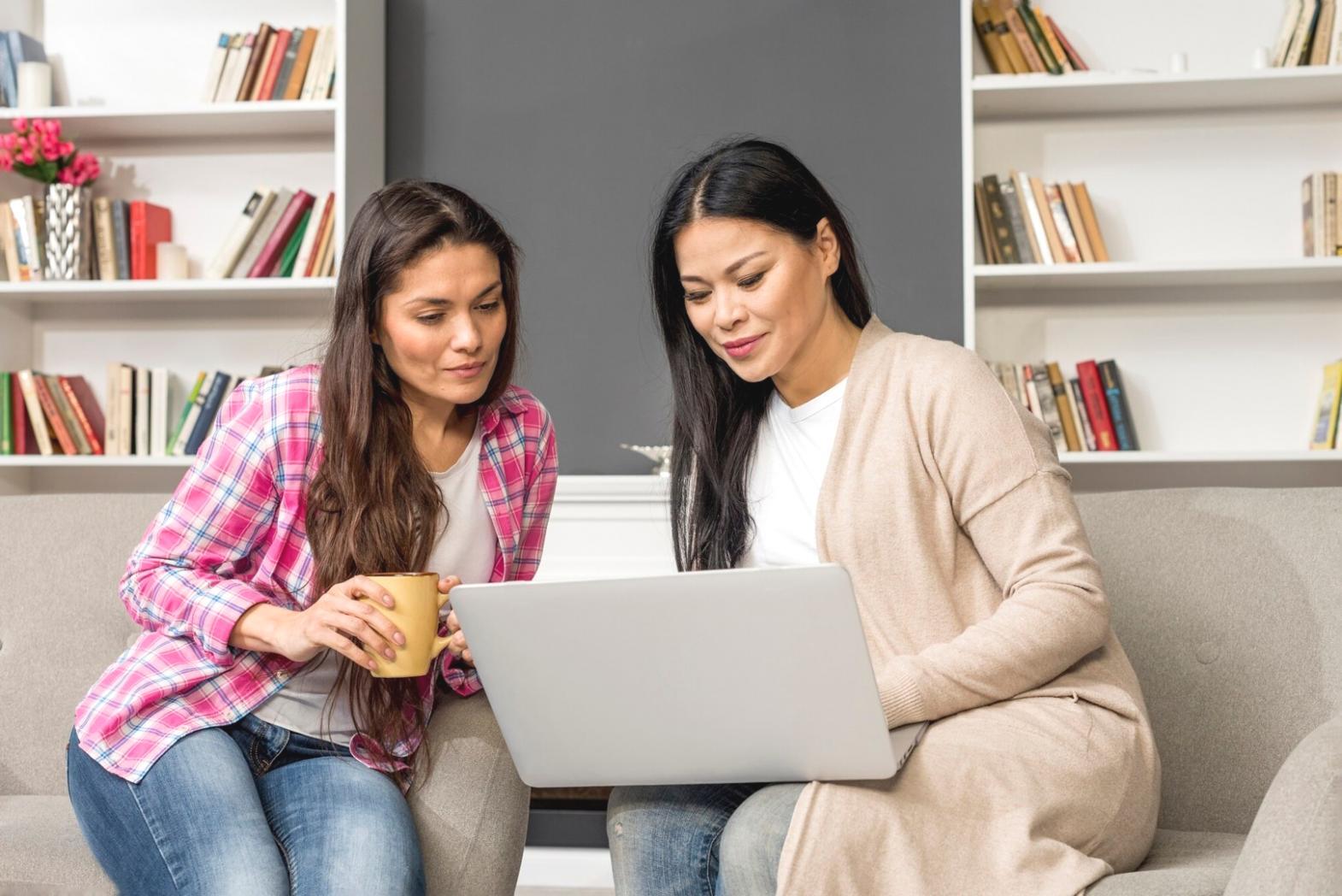 Equipo de analistas financieros trabajando en análisis estratégico corporativo