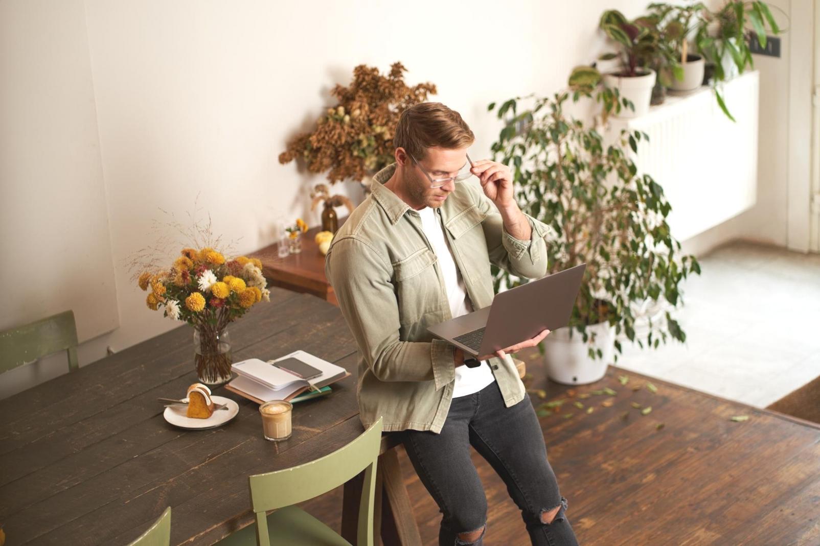 Profesional analizando datos financieros complejos en entorno corporativo moderno