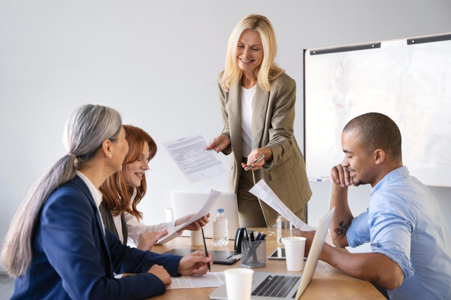 Grupo de profesionales colaborando en análisis financiero compartiendo pantallas y documentos